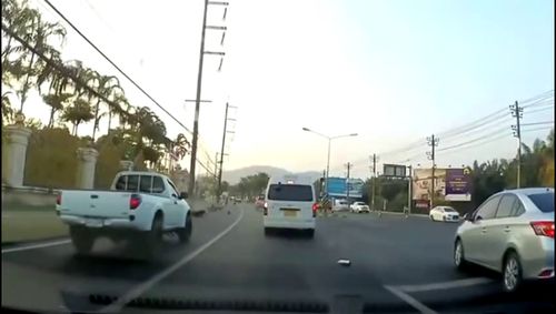 道路亂象 摩托車見縫插針與面包車隨意變道，誰之過？